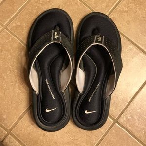 Women Nike flip flops, like new